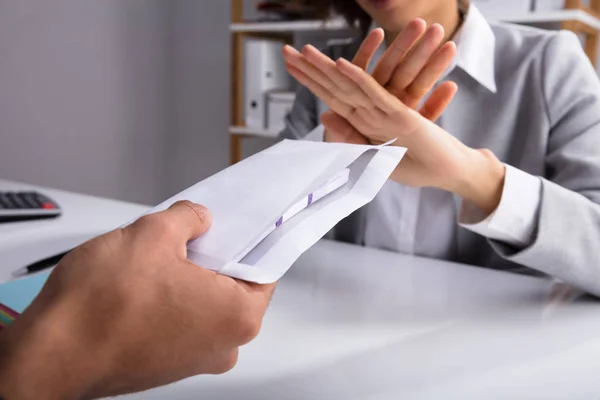 Close Mão Empresário Recusando Suborno Dado Por Parceiro Envelope Local — Fotografia de Stock