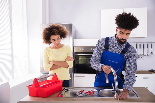 Mujer Feliz Mirando Grifo Masculino Fijación Del Fontanero Cocina —  Fotos de Stock