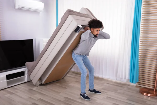 Joven Hombre Levantando Sofá Sala Estar — Foto de Stock