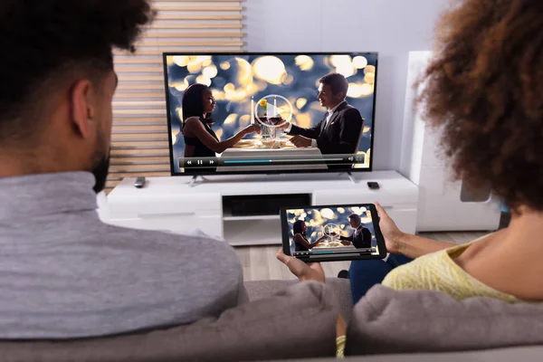 Genç Çift Kanepede Televizyon Kanal Dijital Tablet Wifi Üzerinden Bağlanma — Stok fotoğraf