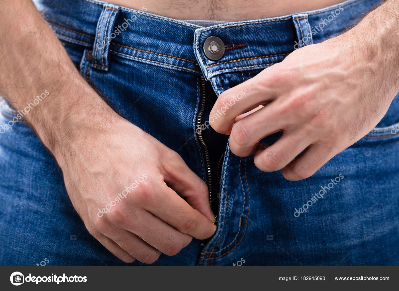 Gros Plan Sur Main D'un Homme Dézippant Jeans Bleu image libre de droit