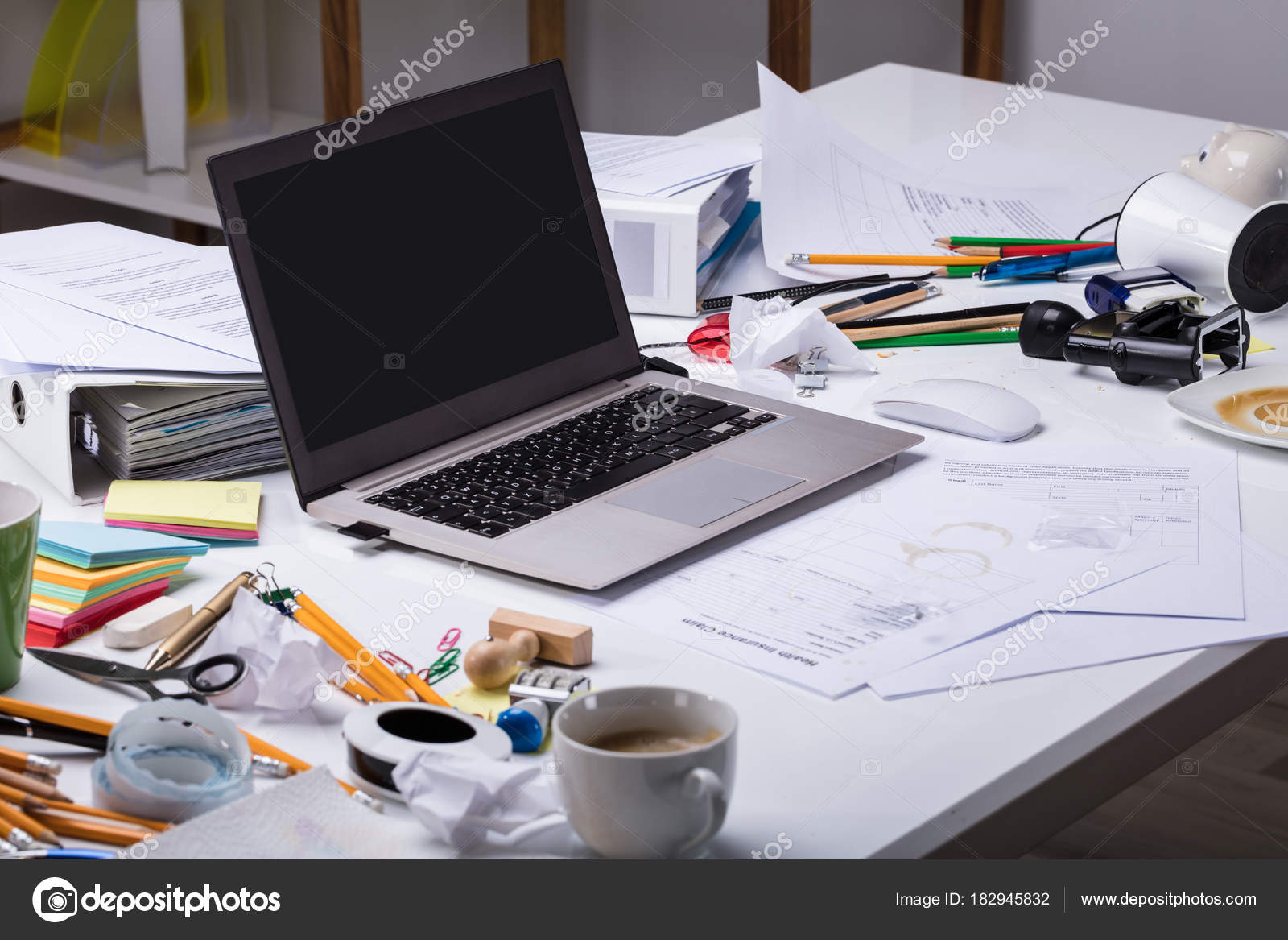 コーヒー カップや職場でドキュメントの乱雑な机の上の開いているノート パソコン — ストック写真 © AndreyPopov 182945832