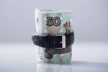 Rus ruble kemer beyaz arka plan ile bağlı kadar haddelenmiş