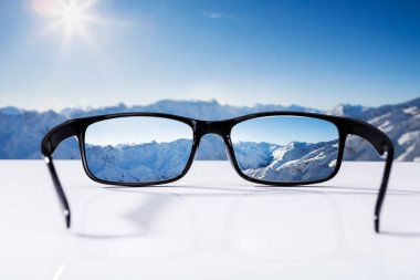 Gözlüklerle güneşli günde görülen dağların Close-Up