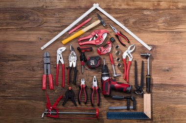 Çeşitli Worktools yükseltilmiş görünümünü ahşap masa