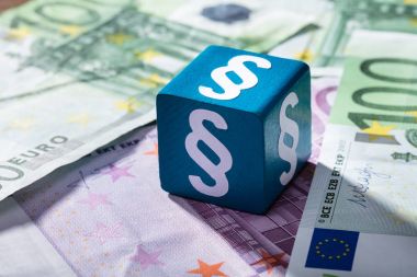 Euro notlar üzerinde mavi blokta beyaz paragraf sembolleri