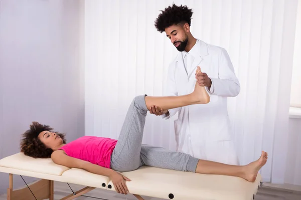 Fysiotherapeut Hand Been Oefening Vrouwelijke Patiënt Kliniek — Stockfoto