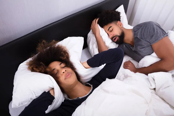 Vista Elevada Mujer Joven Cubriendo Sus Oídos Con Almohada Mientras — Foto de Stock