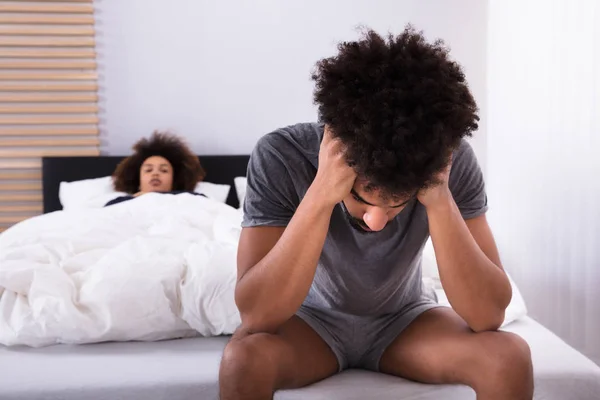 Deprimido Homem Sentado Cama Frente Mulher — Fotografia de Stock