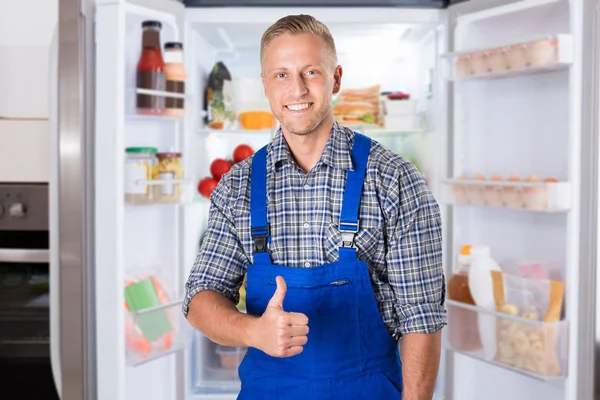 Porträt Eines Lächelnden Reparateurs Der Vor Geöffnetem Kühlschrank Mit Erhobenem — Stockfoto