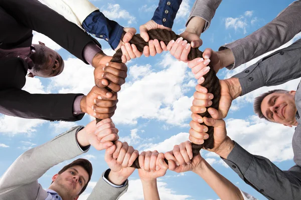 Grupo Empresários Círculo Segurando Corda Juntos — Fotografia de Stock