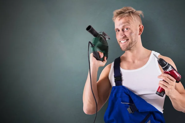 Porträt Eines Männlichen Technikers Mit Bohrmaschine Und Schraubendreher Auf Grauem — Stockfoto