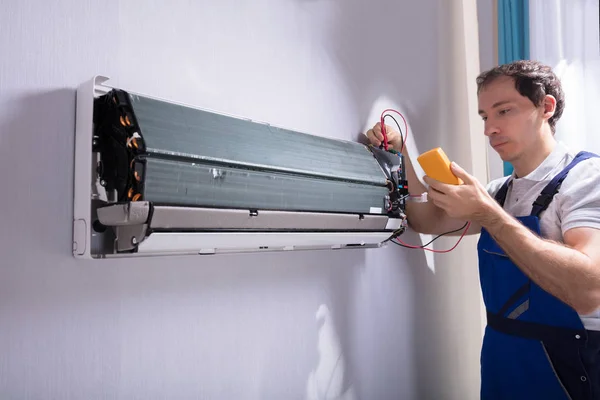 Male Technician Testing Air Conditioner Digital Multimeter — Stock Photo, Image