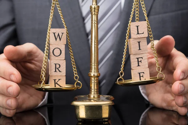 Personenhand Schützt Goldene Gerechtigkeitswaage Mit Holzklötzen Die Arbeit Und Lebenstext — Stockfoto