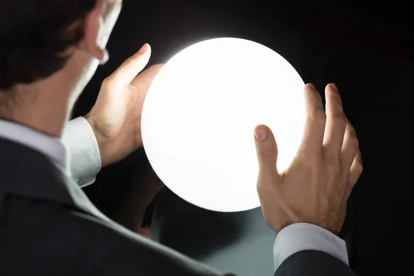 生意人的手的关闭预言未来用发光的水晶球 — 图库照片