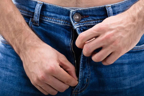 Close Mão Homem Desapertando Jeans Azul — Fotografia de Stock