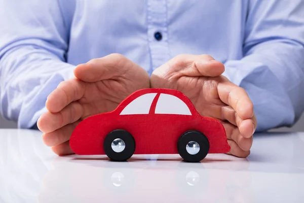 Close Mão Uma Pessoa Que Protege Carro Vermelho — Fotografia de Stock