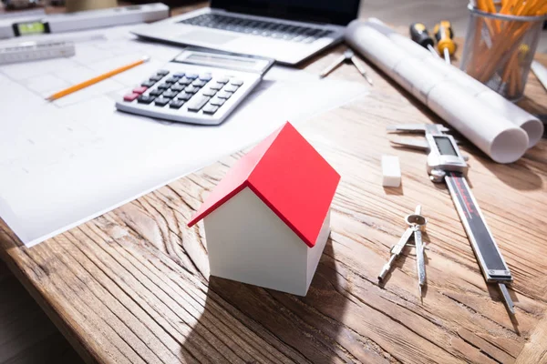 Gros Plan Modèle Maison Avec Toit Rouge Sur Bureau Bois — Photo