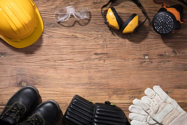 Primer Plano Sombrero Duro Amarillo Con Equipo Seguridad Sobre Fondo — Foto de Stock