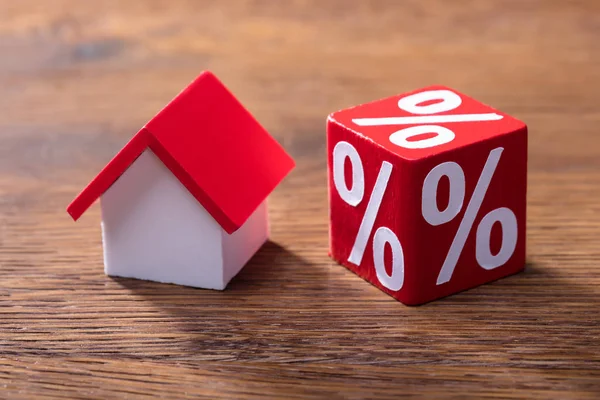 Close Modelo Casa Bloco Vermelho Porcentagem Tabela Madeira — Fotografia de Stock