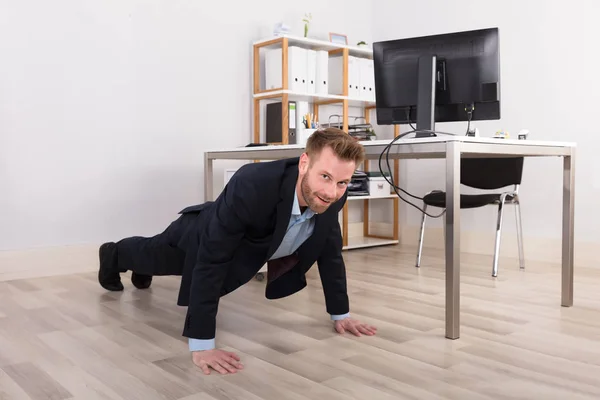 Joven Empresario Haciendo Flexiones Suelo Madera —  Fotos de Stock