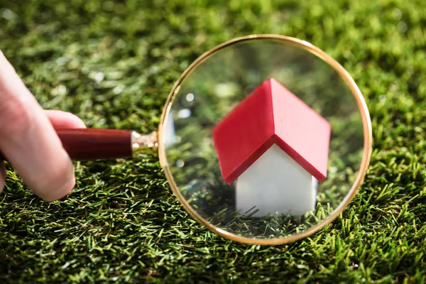 Close Van Een Ondernemer Hand Kijken Naar Huis Model Vergrootglas — Stockfoto