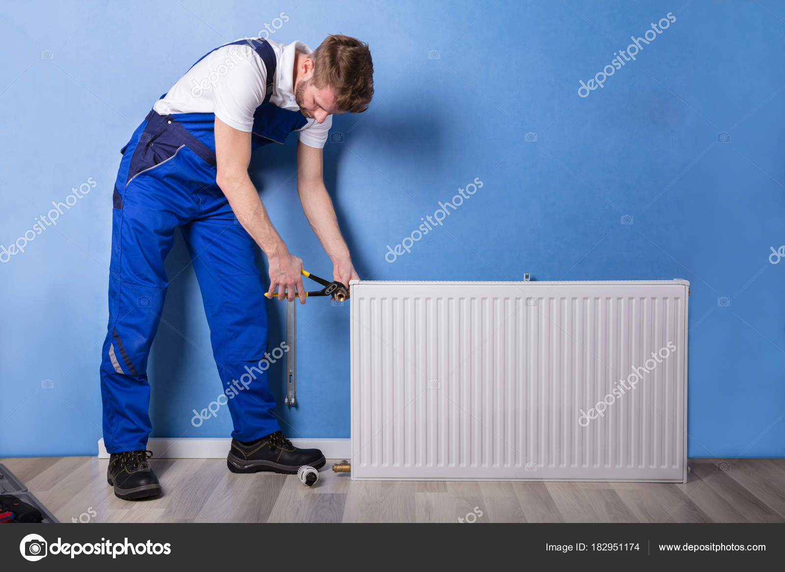 монтаж радиаторов отопления. монтаж радиаторов. монтаж отопления. радиатор отопления. крепления для батарей отопления.