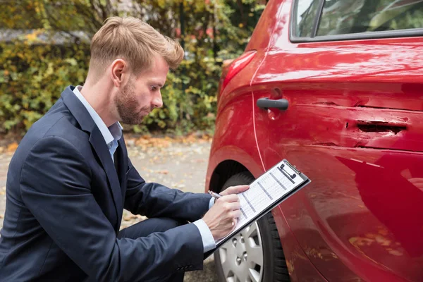 Agente Seguros Escribiendo Portapapeles Mientras Examina Coche Después Del Accidente — Foto de Stock