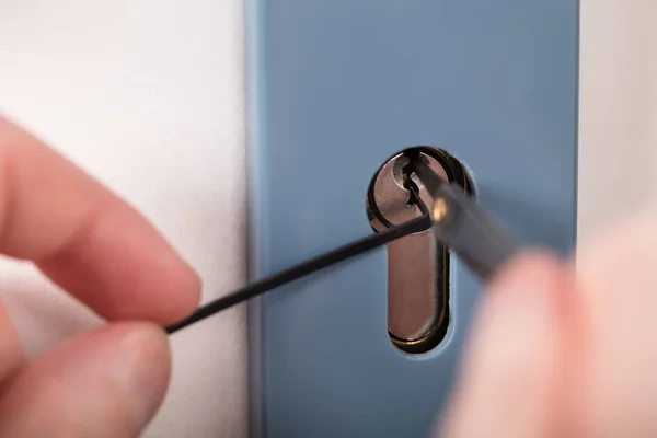 Close Mão Uma Pessoa Abertura Fechadura Porta Com Lockpicker — Fotografia de Stock