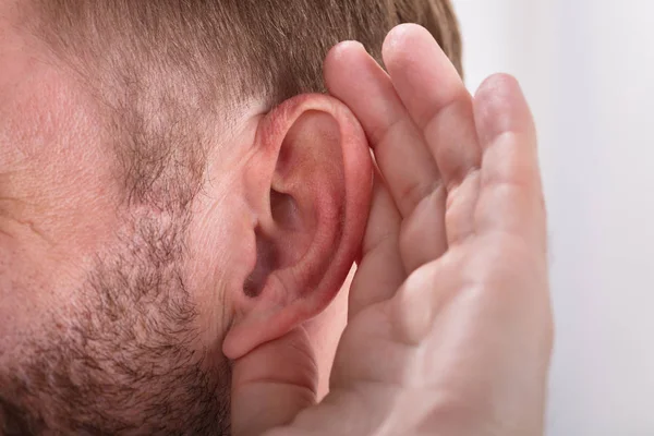Zbliżenie Człowiek Stara Się Usłyszeć Ręką Ucho — Zdjęcie stockowe