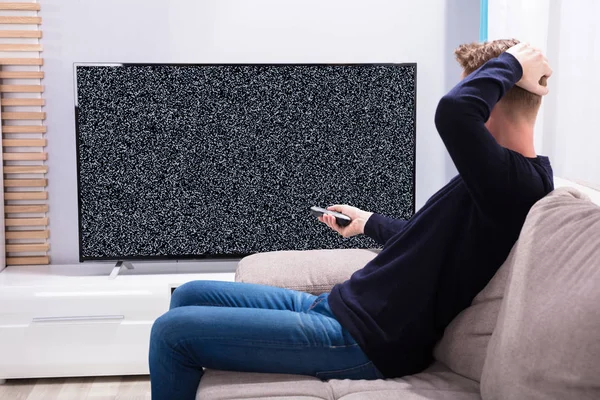 Homem Sentado Sofá Olhando Para Televisão Sem Sinal — Fotografia de Stock