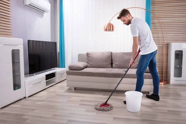 Jovem Homem Limpeza Chão Com Esfregão Casa — Fotografia de Stock