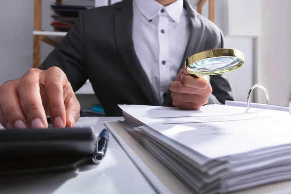 Mão Empresário Analisando Bill Com Lupa Local Trabalho — Fotografia de Stock