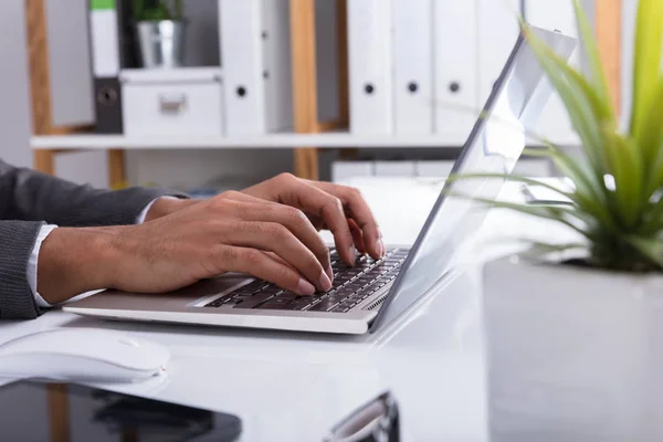 Close Van Een Ondernemer Laptop Gebruiken Office — Stockfoto