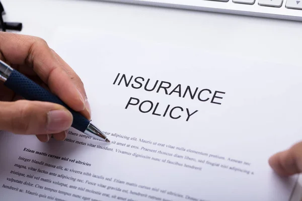 Close Person Hand Filling Insurance Policy Form — Stock Photo, Image