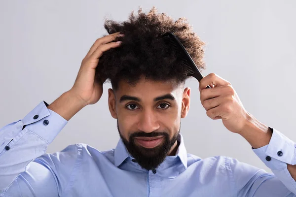 Portrét Mladý Muž Česání Jeho Vlasy Vlasy Hřebenem — Stock fotografie