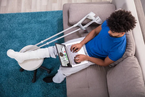 Vista Ângulo Alto Jovem Sentado Sofá Videoconferência Com Médico — Fotografia de Stock