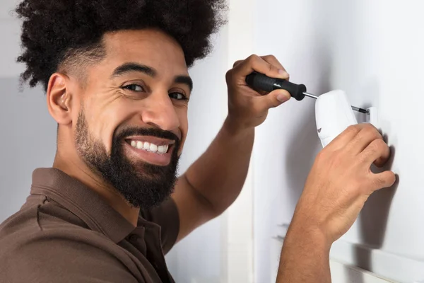 Zijaanzicht Van Een Mannelijke Technicus Beveiliging Systeem Bewegingsmelder Installeren Met — Stockfoto