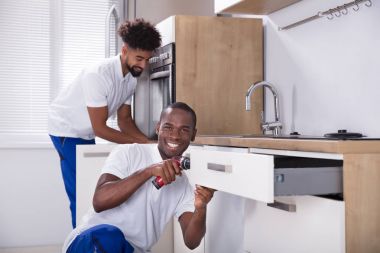 İki mutlu Handy ahşap dolap mutfak Fixing erkek arkadan görünüş