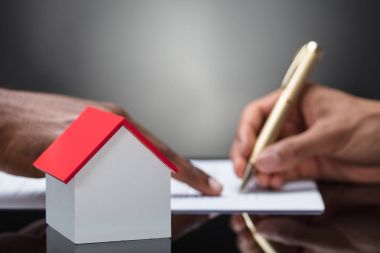 işadamı işaretler sözleşme arkasında ev mimari modeli