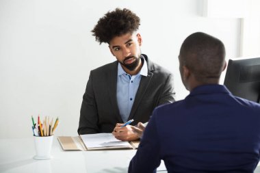 Genç işadamı Office erkek aday mülakat