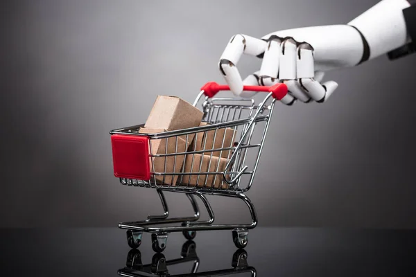 Robot Sosteniendo Carro Compras Con Cajas Cartón Sobre Fondo Gris — Foto de Stock