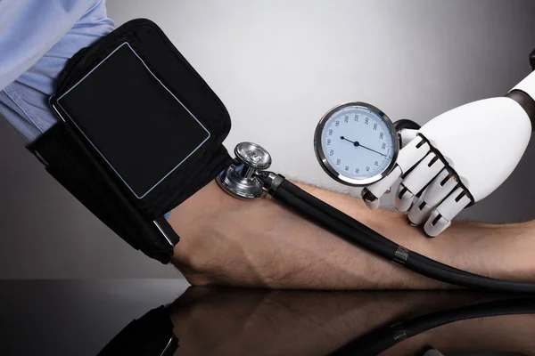 Robot Tangan Memeriksa Person Blood Pressure Grey Background — Stok Foto