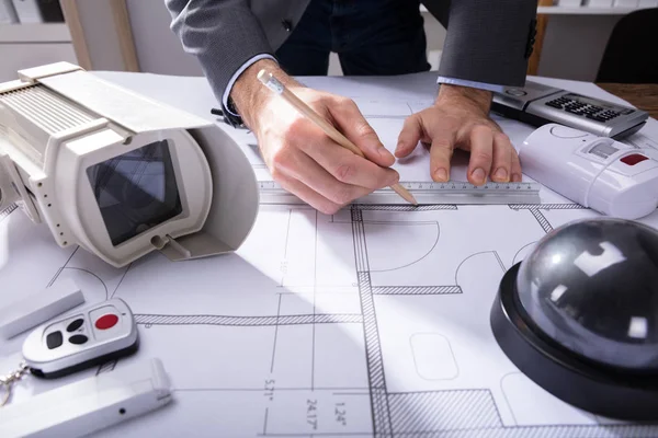 Närbild Arkitekt Hand Ritning Plan Blueprint Med Penna — Stockfoto