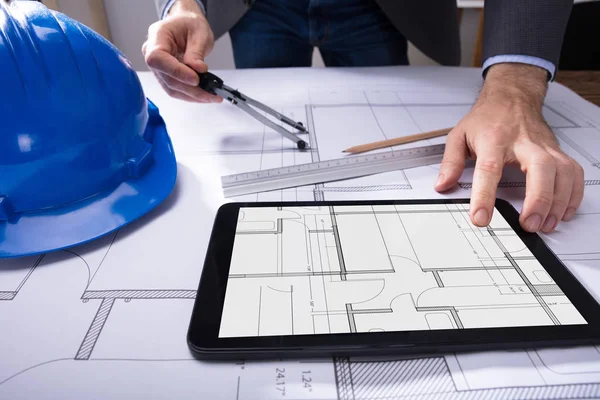 Detail Architektova Ruky Pomocí Digitálních Tablet Blueprint Stole — Stock fotografie
