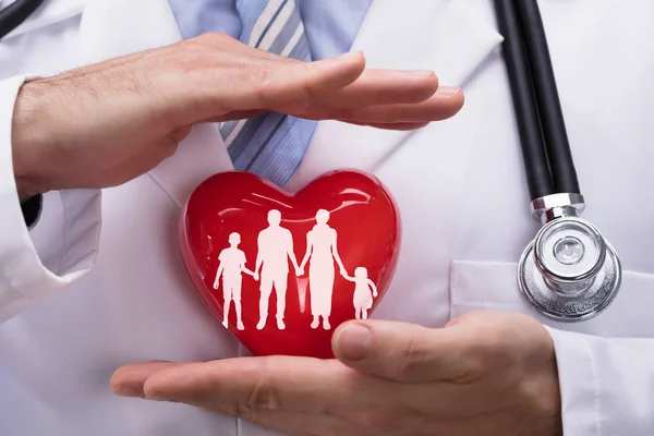 Primer Plano Las Manos Médico Protegiendo Familia Corazón Rojo — Foto de Stock