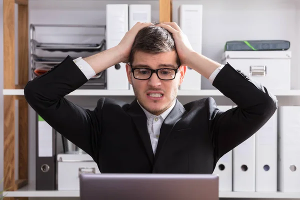 Close Jovem Empresário Frustrado Olhando Para Laptop — Fotografia de Stock