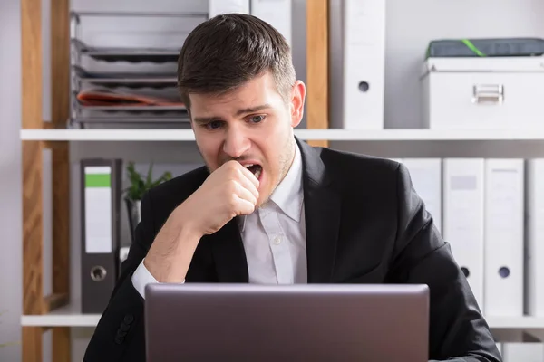 Primer Plano Hombre Negocios Preocupado Mirando Computadora Portátil Oficina —  Fotos de Stock