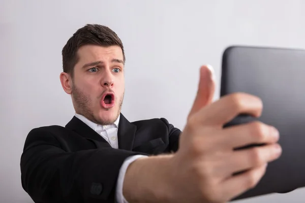 Nahaufnahme Eines Glücklichen Jungen Geschäftsmannes Der Auf Sein Digitales Tablet — Stockfoto