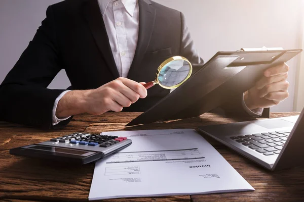 Ondernemer Analyseren Document Klembord Met Vergrootglas Houten Bureau Werkplek — Stockfoto